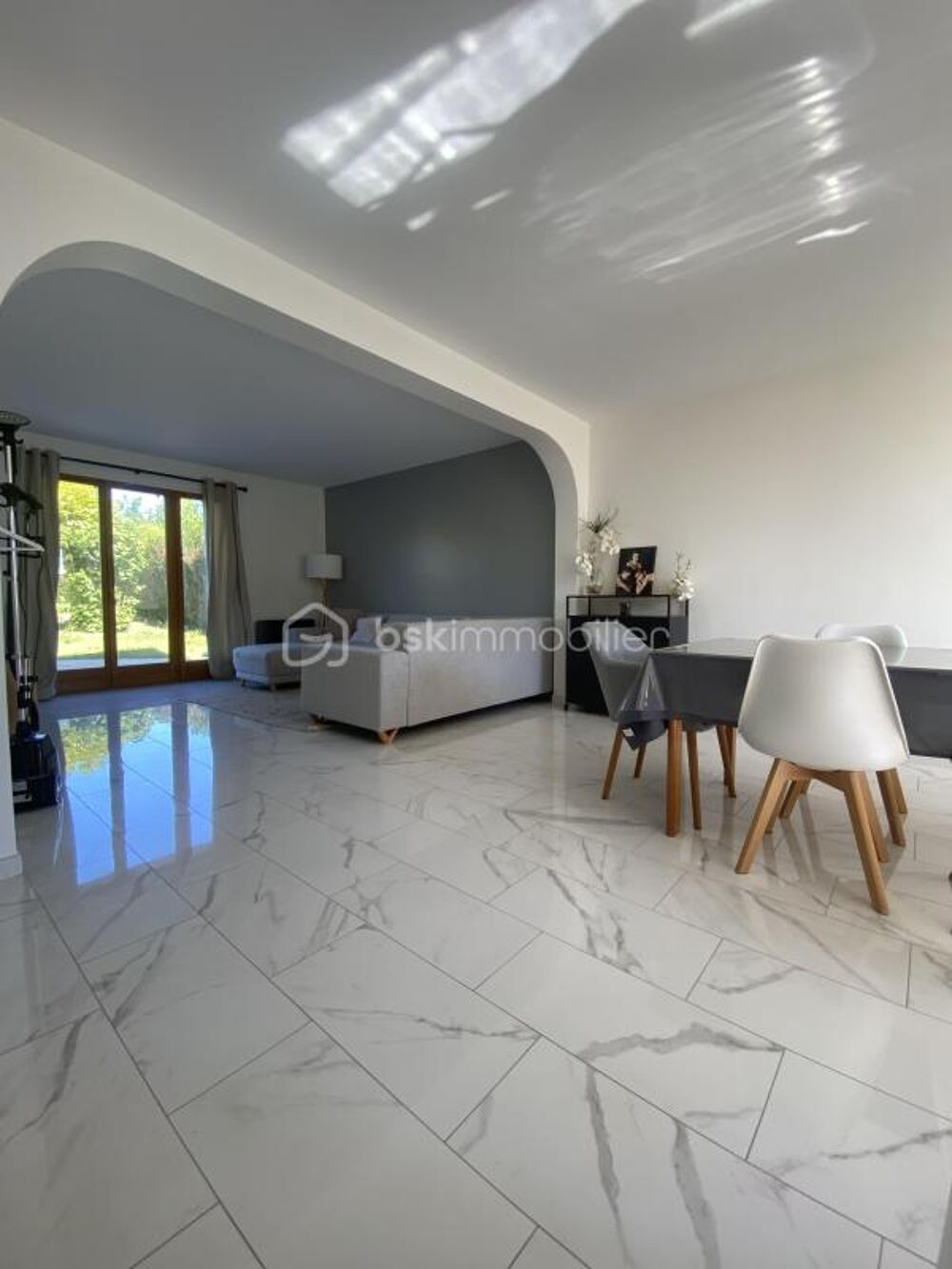 Maison familliale avec vie de plain pied, 6 chambres sur sous-sol total