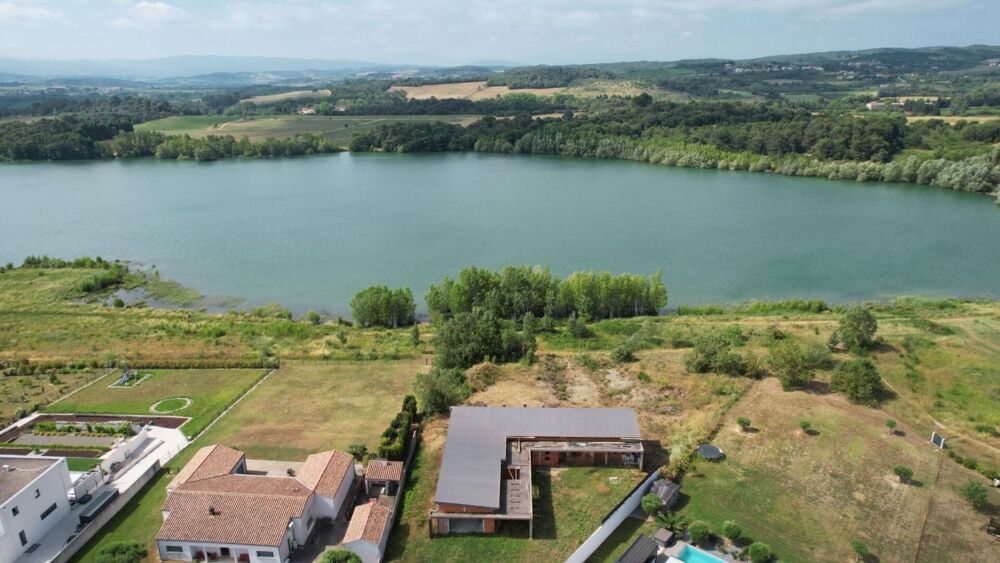 MAISON D'ARCHITECTE - VUE EXCEPTIONNELLE SUR LE LAC DE TAURE