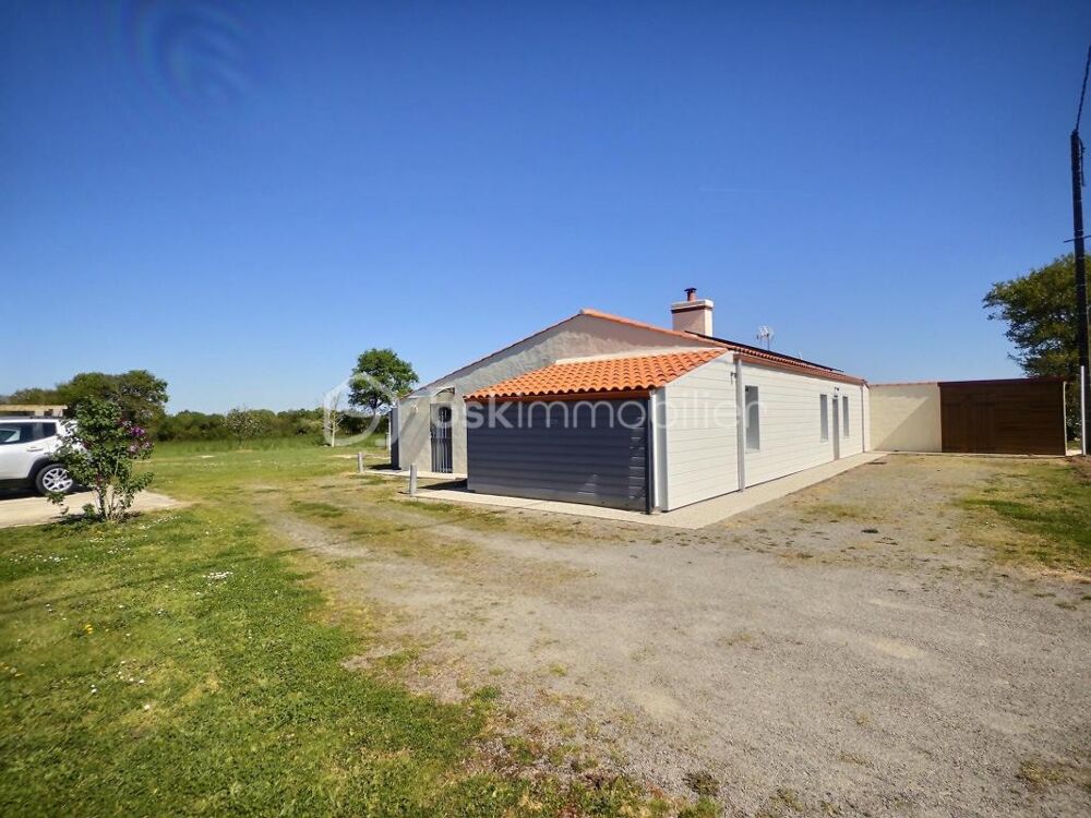 Longère rénovée plain-pied 94 m²  pièce de vie 42 m²  2 chambres  terrain 1180 m²  dépendances