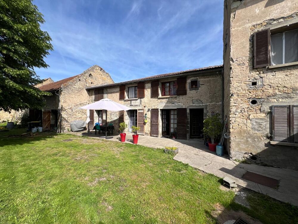 Corps de ferme avec grange et jardin clos -165 m² - Aubiat - Fort potentiel