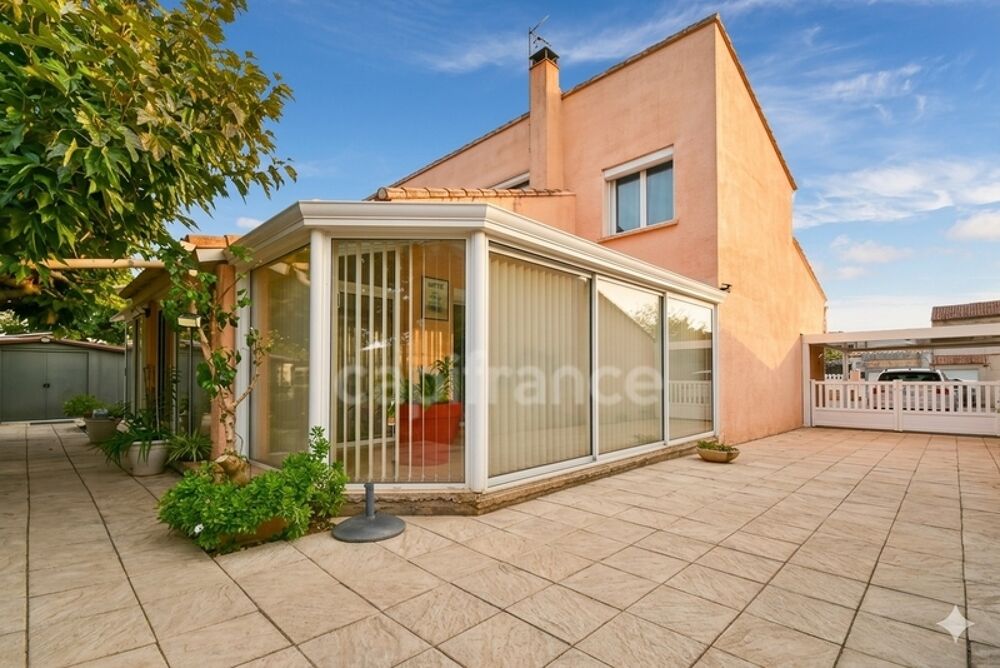 À vendre à Nébian, dans lHérault, villa familiale de 146 m² comprenant 5 pièces et 4 chambres, implantée sur un terrain de 628