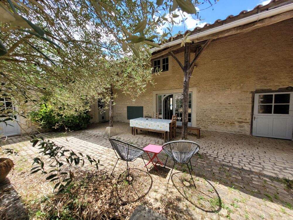 Charmante maison en pierre rénovée d'environ 143 m² -Authenticité et confort aux portes de Luçon