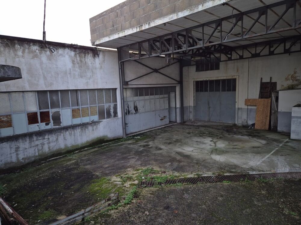   Entrepôt de 90 m2, petit parking, espace clos par portail 