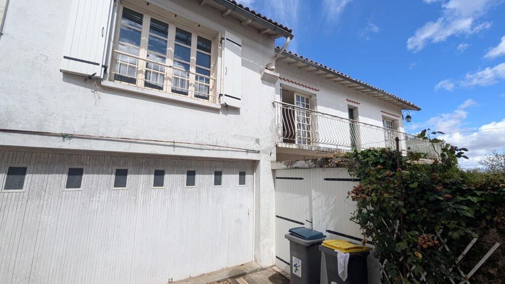 Maison atypique à retaper à Saint-Gelais  90 m² Terrain 600 m² 3 chambres