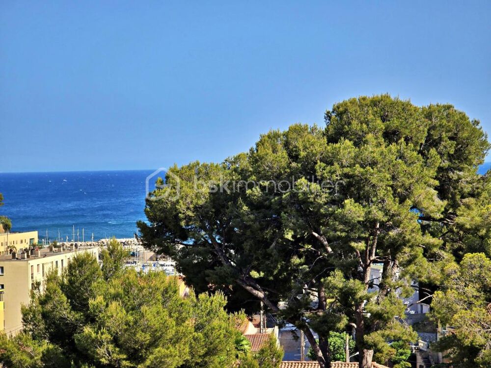 À 2 minutes à pied du port  Vue mer  Propriété de caractère 186 m²  3 logements  Piscine
