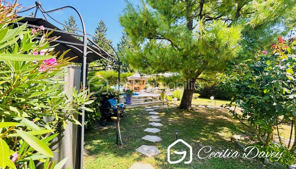 *** Véritable havre de paix pour cette magnifique Maison de caractère avec son beau jardin arboré et sa piscine sans aucun vis-à
