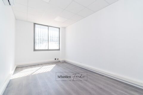 Dpt Bouches du Rhône (13), à louer GEMENOS Bureau 13 m² - Climatisation réversible - Electricité et fibre (inclus dans les charg 390 13420 Gemenos