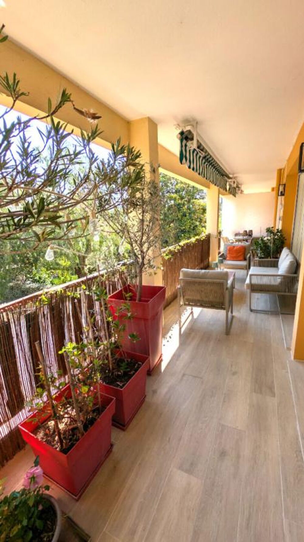 GRAND T2 AVEC TERRASSE PARKING ET CAVE . EMPLACEMENT EXCEPTIONNEL AU C?UR DE BOULOURIS