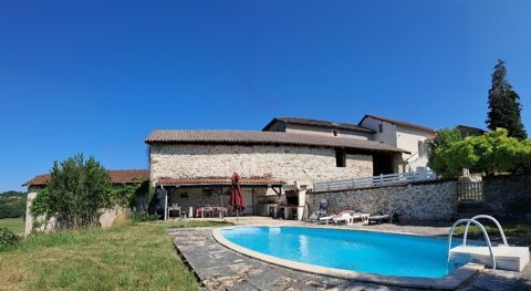   Corps de ferme en partie r�nov� avec piscine - surface totale couverte environ 500 m2 Maison - 5 pi�ce(s) - 141 m�