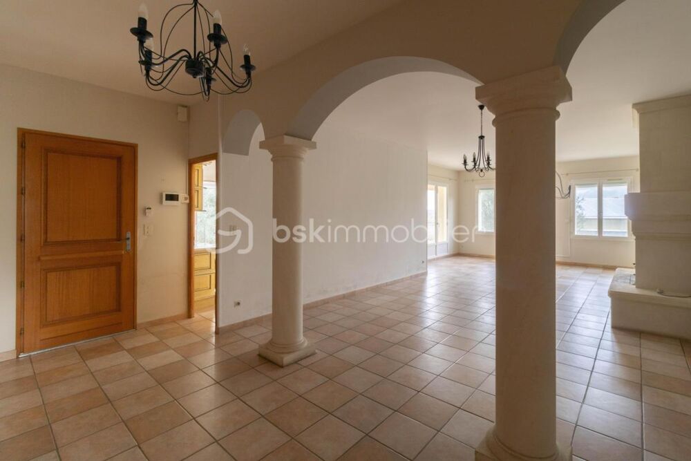 Belle villa de plain-pied avec annexes et piscine