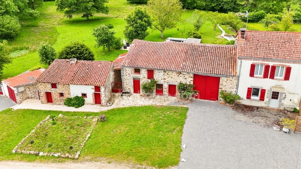 Propriété de Charme - 108 m² - 6 pièces - 4 Chambres - Piscine - Granges et Dépendances - Terrain 7 744 m² - MAGNAC LAVAL (87)
