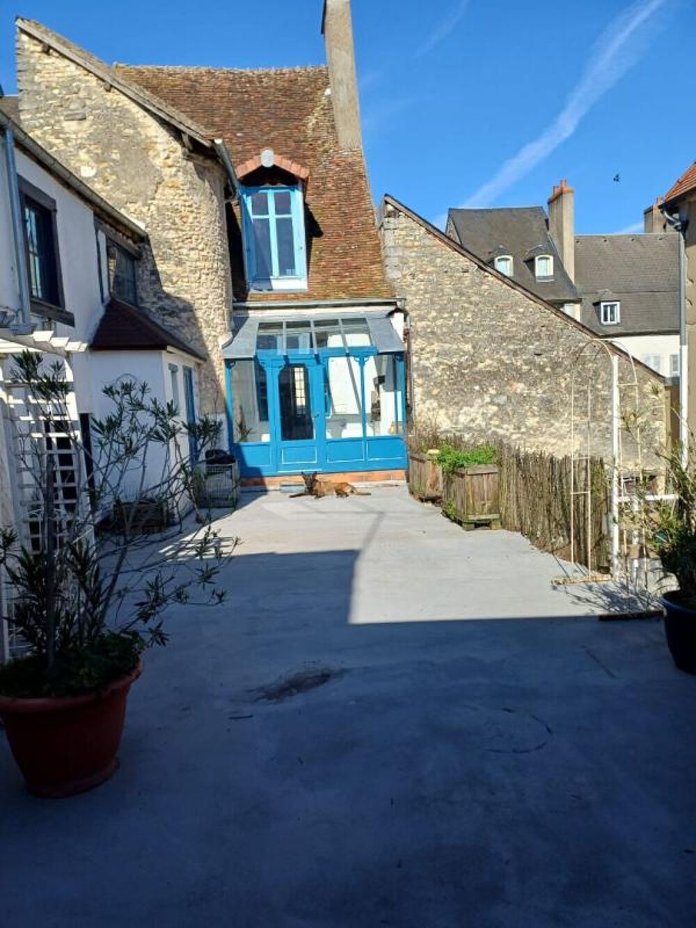 Immeuble d'habitation + studio + local commercial (actuellement loué) La Charité Sur Loire avec jardin