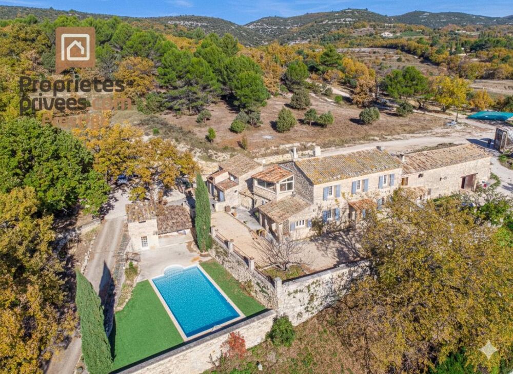 Bastide en pierres à proximité de GORDES - avec gîte indépendant - Piscine