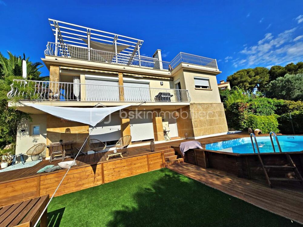 À 2 minutes à pied du port  Vue mer  Propriété de caractère 186 m²  3 logements  Piscine