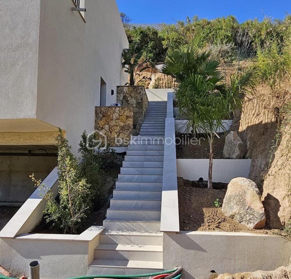 Corse - Rive sud dAjaccio à Pietrosella- Résidence ORZIOLO 2. Appartement T2 de 47 m2 + terrasse de 22 m2, situé à 3 km de la m
