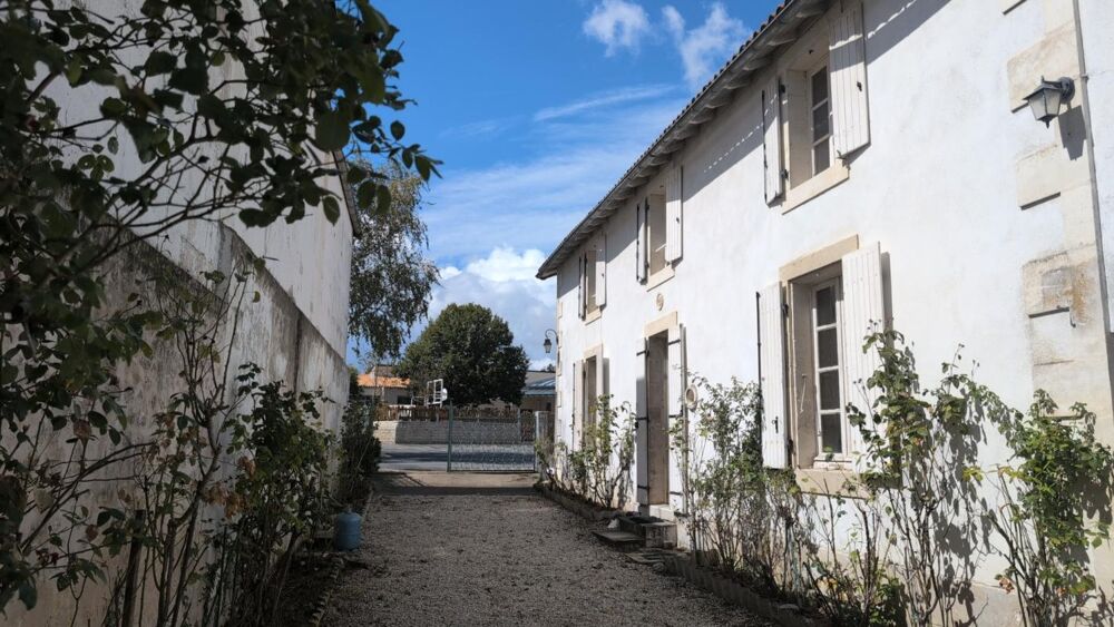 Maison en pierre à rénover à Saint-Gelais 97 m² 2 chambres