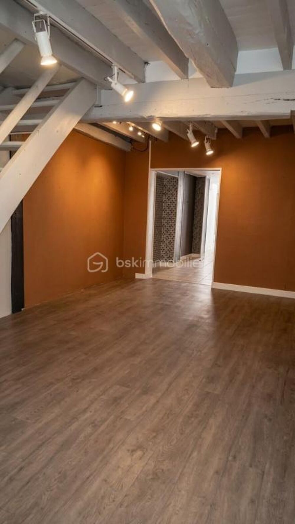 Vente Immeuble IMMEUBLE DE 182 M² EN CENTRE-VILLE DE SENS – LOCAL COMMERCIAL ET APPARTEMENT F3 LOUÉ Sens
