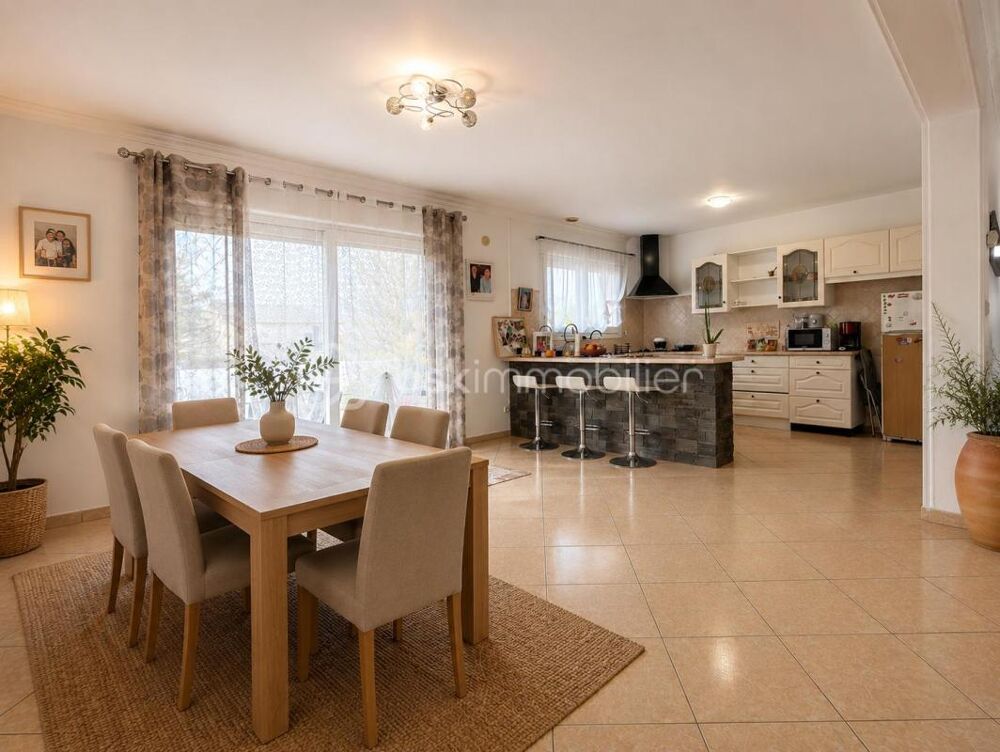 À découvrir sur Penchard : maison indépendante de maçon, architecture soignée, lumineux volume et potentiel exceptionnel ! SOUS