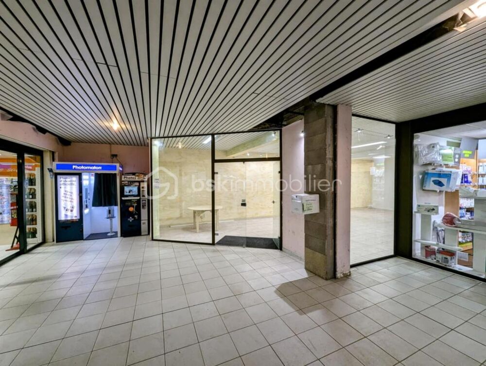   Local commercial / Professionnel situé au centre commercial de Saint-Georges-de-Reintembault 
