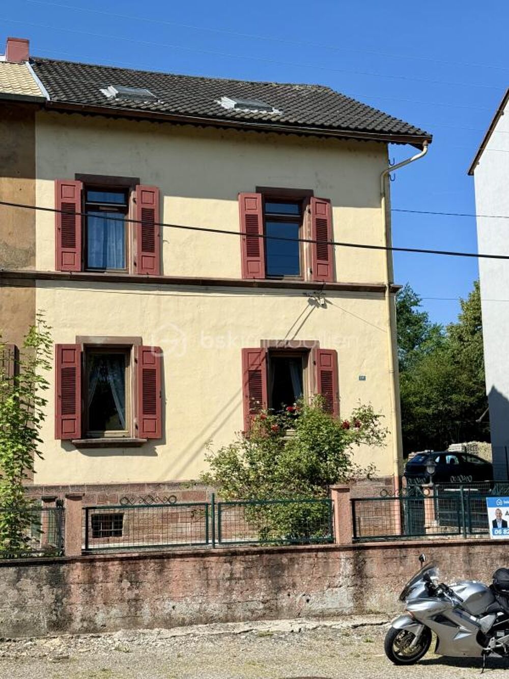 Grande maison familiale avec jardin, garages et dépendances
