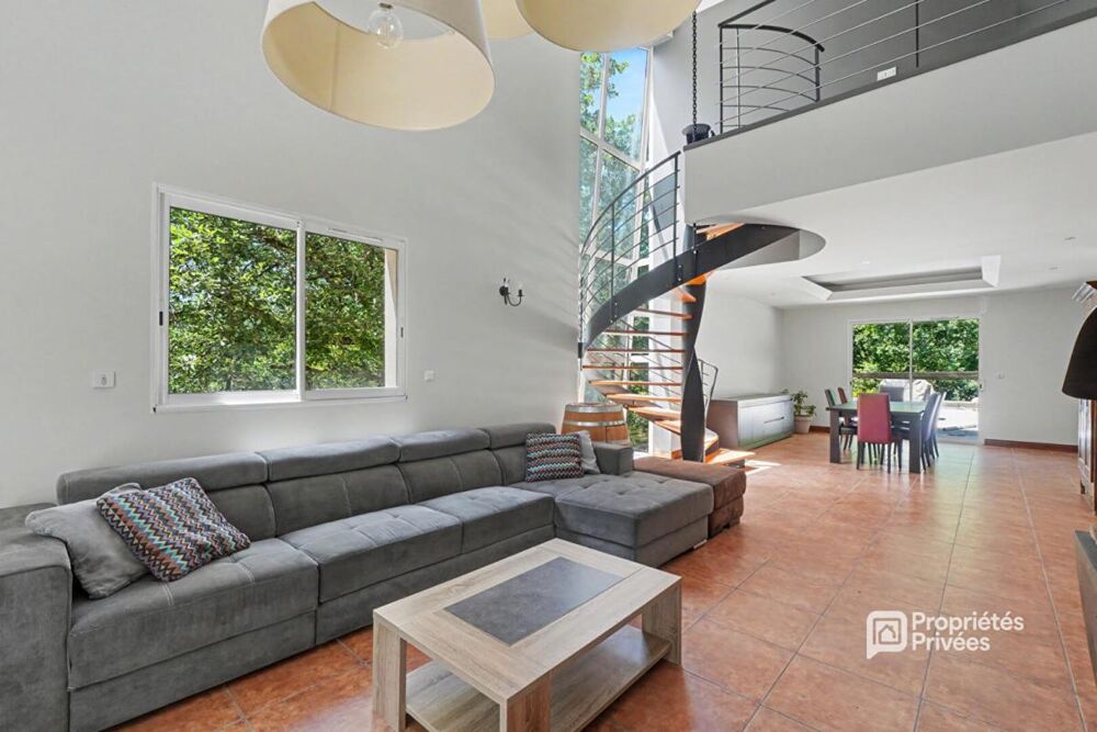 Maison T5 de 181m2, 200 m2 de garage sur 2000 m2 de parcelle