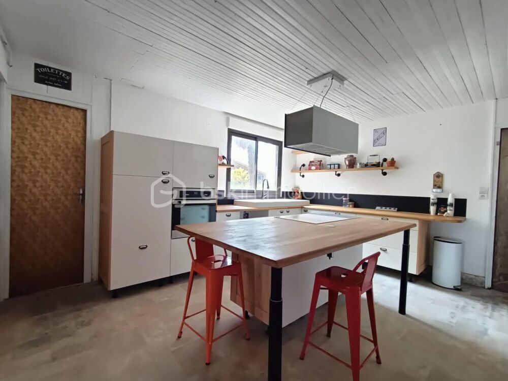 Vente Maison Longère charentaise de 283 m² - Vie de plain-pied et beaux volumes à 7 min de Meschers Arces