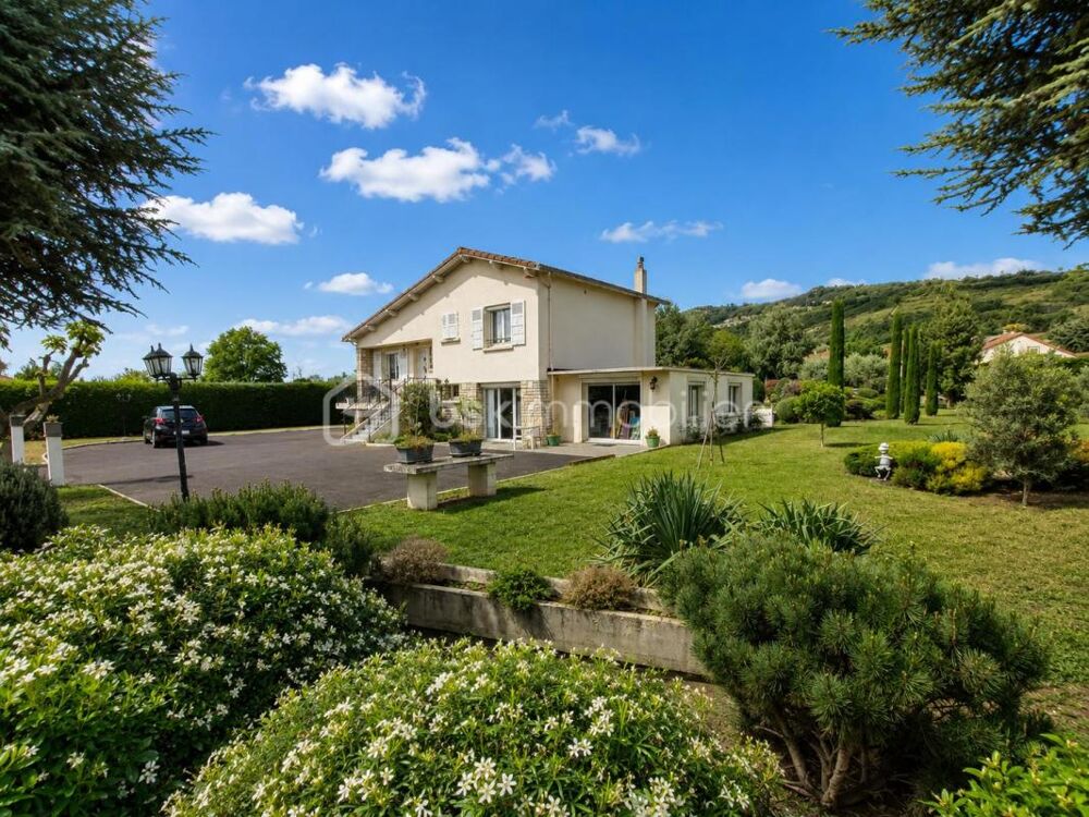 Maison traditionnelle avec piscine sur parcelle arborée de 1 935 m²  Beaux volumes et espaces de réception