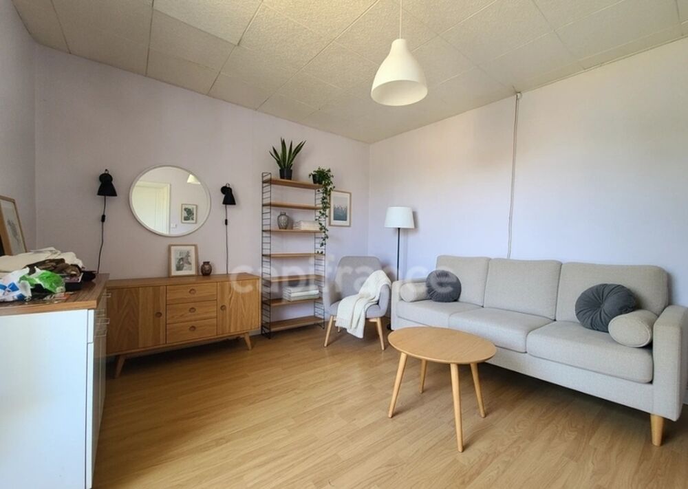 AUMAGNE  Maison de caractère à rénover, sur beau terrain de 900 m²