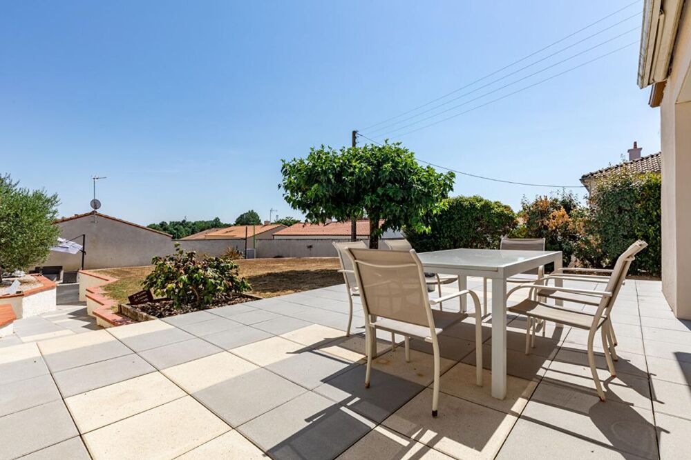 Vente Maison Maison Mouzillon 6 P . 4 Chs . Bureau . 177.85 M² . Double garages . T 1153 M² . Sous-sol Vallet