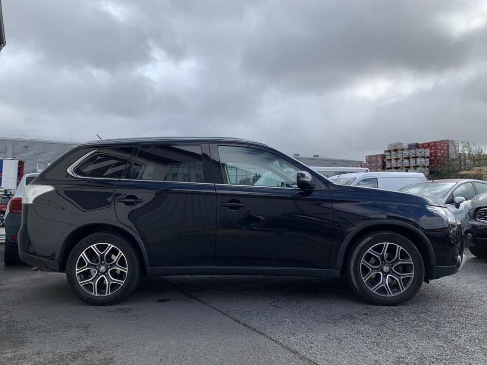 Outlander 2.2 DI-D 4WD 150 CH 7 places INSTYLE 1&egrave;re Main 2015 occasion 14650 Carpiquet