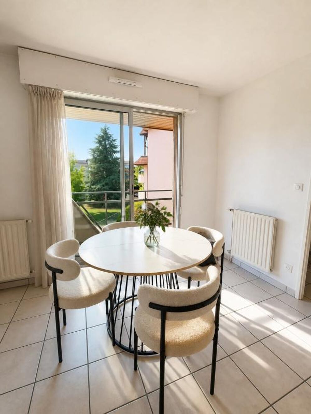 Studio de 33 m² meublé à Ferney-Voltaire, avec places de parking