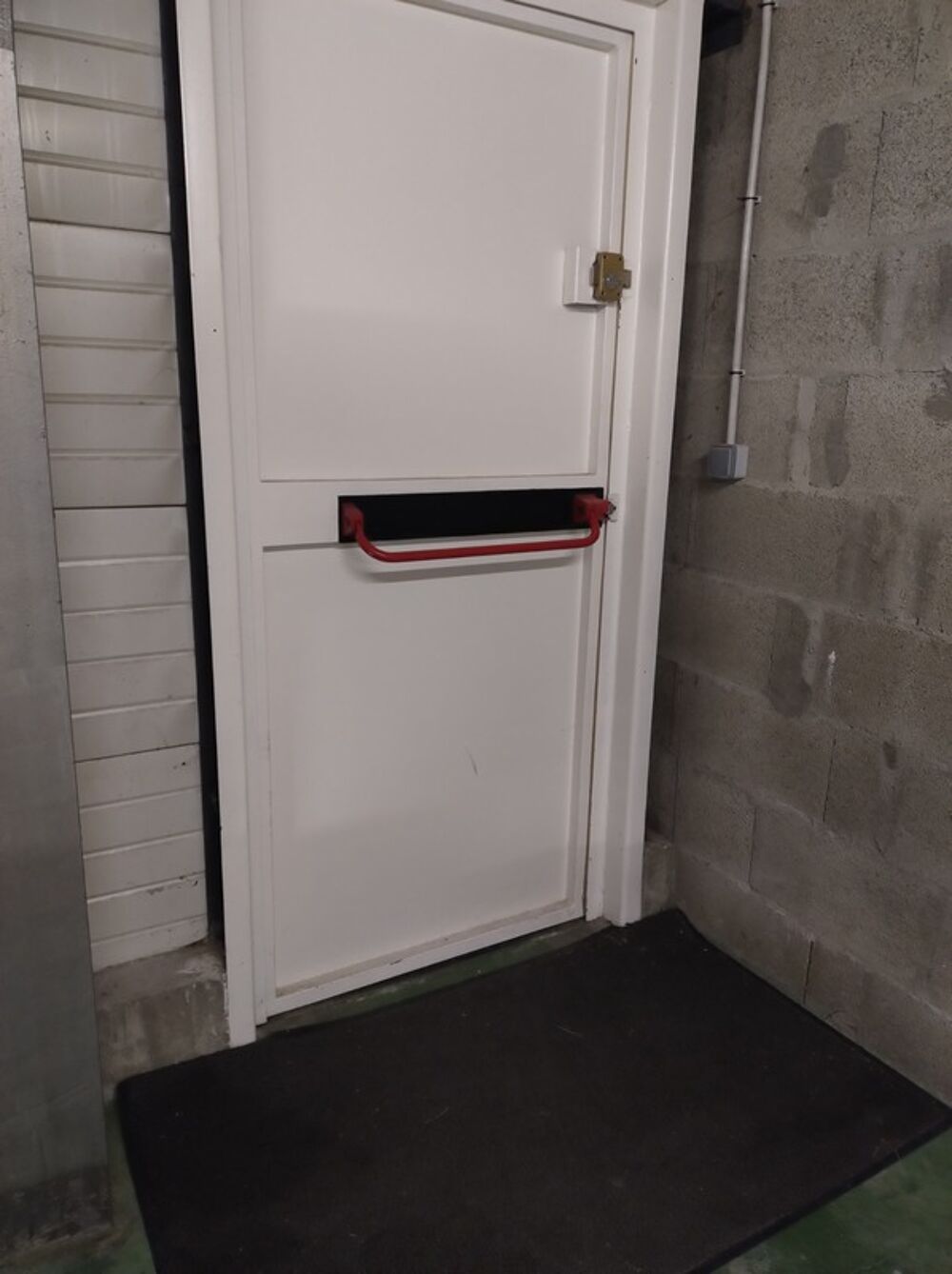   Dpt Savoie (73), à louer CHALLES LES EAUX local 52 m² Challes les eaux