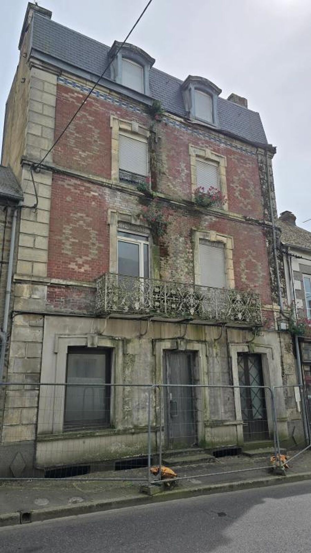 Grande maison de ville à rénover
