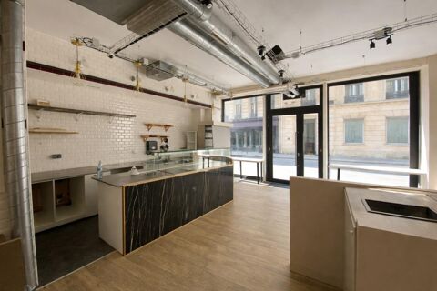   A louer rue du faubourg Saint Honoré, boutique avec beau linéaire 