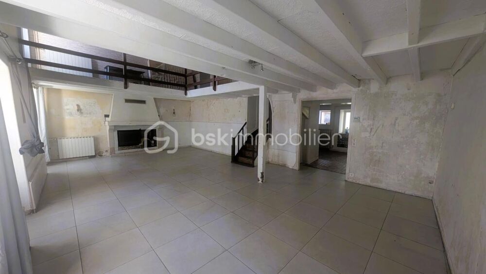 Maison de bourg avec dépendances, idéale pour une famille ou un indépendant à Fenioux (79160)