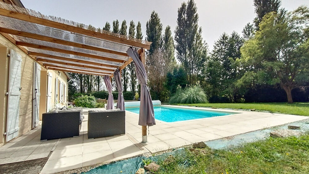 Longère de plain - pied rénovée 7 pièces de 126 m2 avec sa piscine et son superbe terrain extérieur à 10 mn de Le Mans secteur