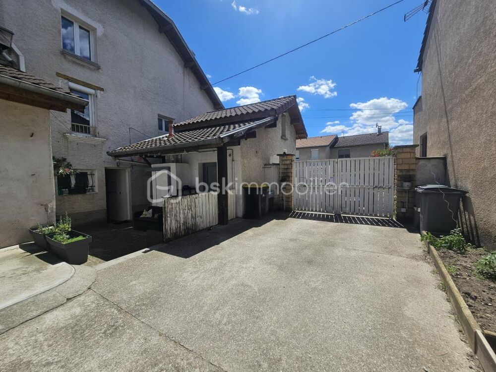 Maison familiale lumineuse de 170 m2 avec suite parentale, garages, dépendances et piscine