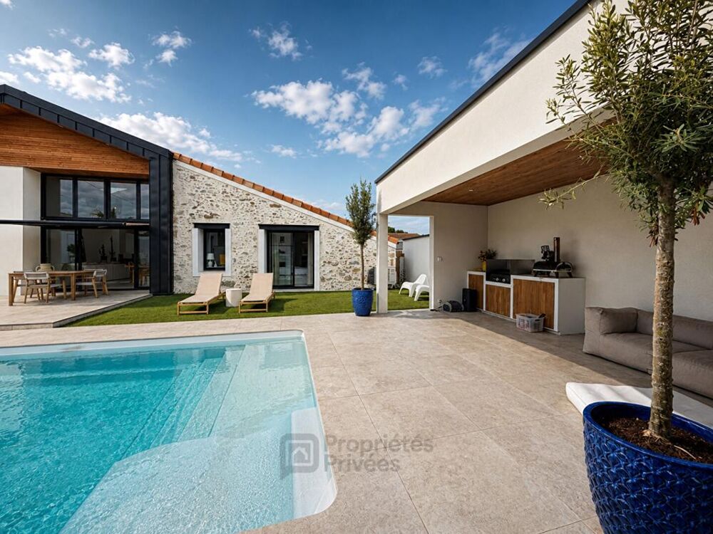 à vendre  Propriété/château La Séguinière (49280)