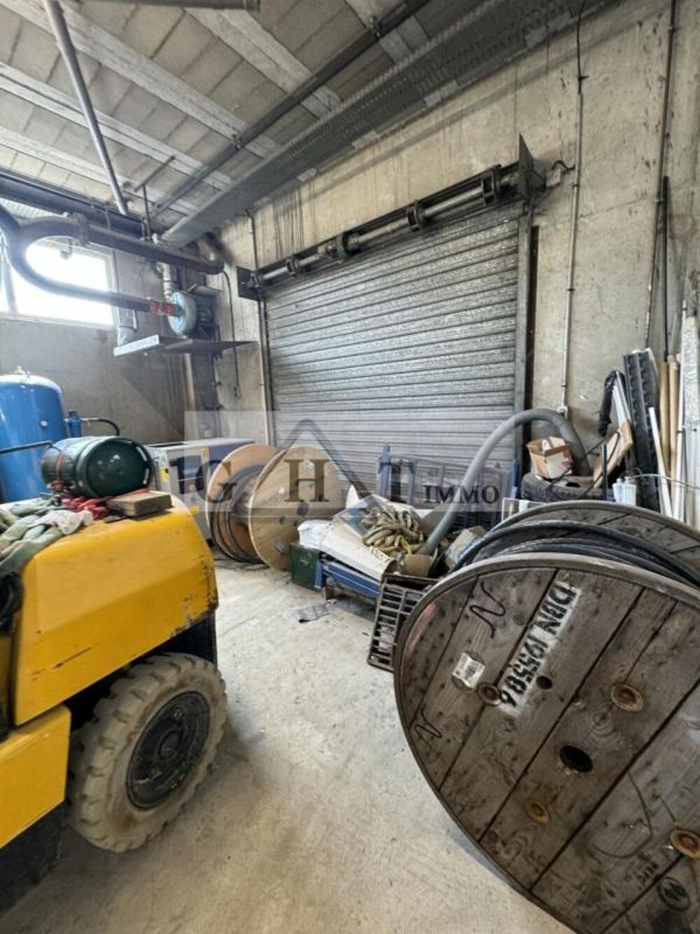   A VENDRE A CHAMPLAN UN ENTRPOT ET BUREAUX Champlan