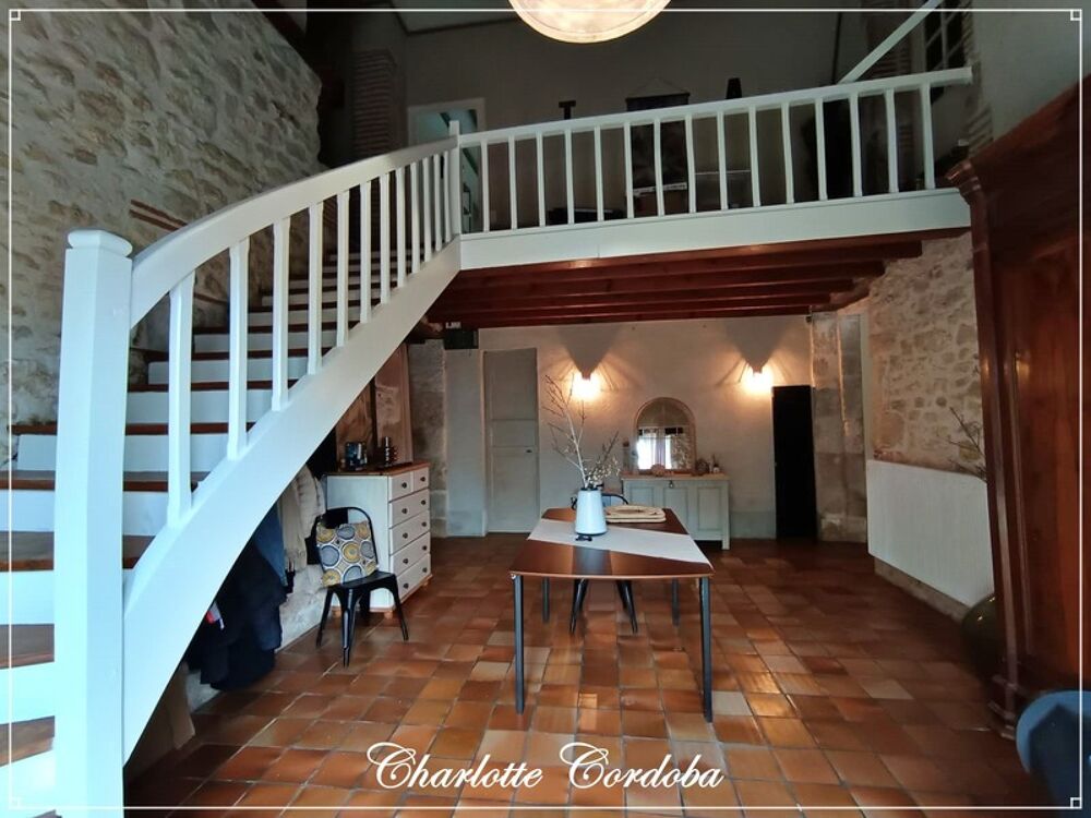 Maison en pierre de 313 m² avec vue panoramique et près de 4 hectares de terrain