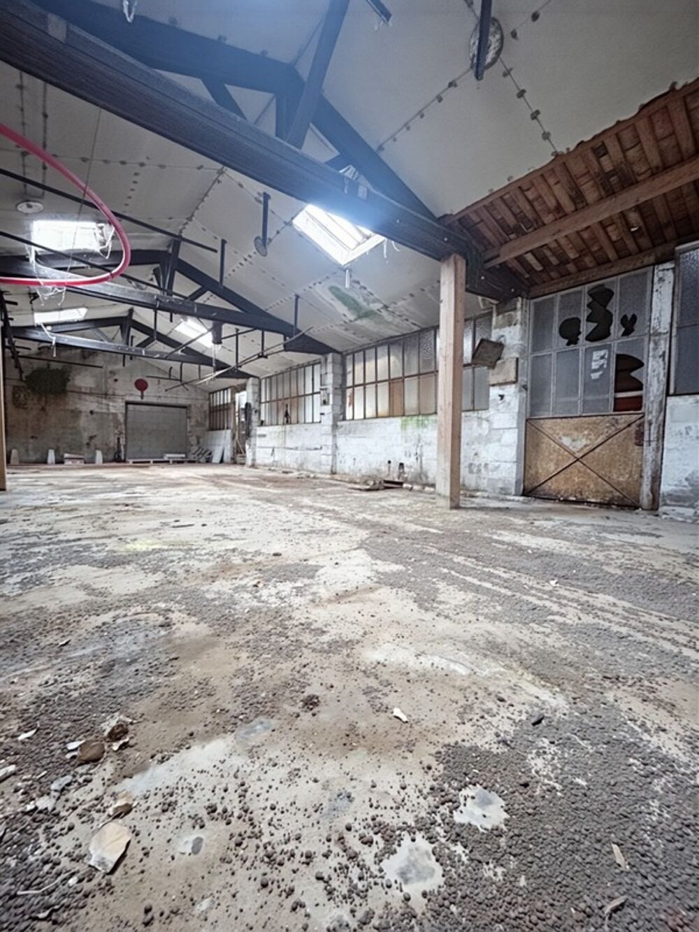 Hangar de 200m² - Fort potentiel d'aménagement - L'ISLE D'ESPAGNAC (16)