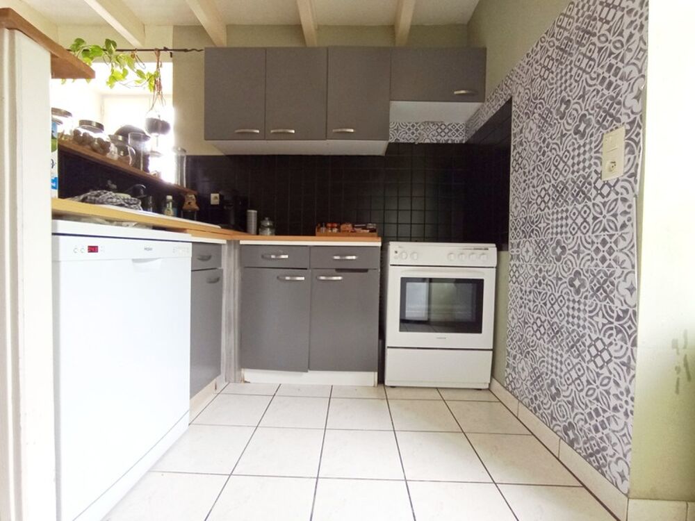 Ensemble de 2 Maisons louées à vendre 10 pièces AZAY LE BRULE (79)