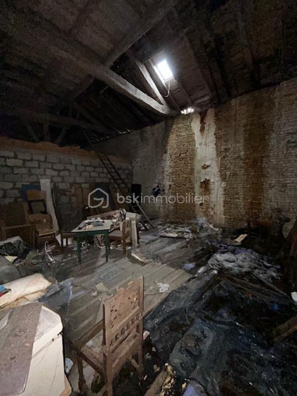 Maison à rénover, cour et grange 2Min N10/ 30Min de Poitiers