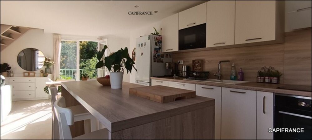 Vente Duplex/Triplex A ST CYR SUR MER (83) Superbe duplex rénové de type 3 de 74 m² en centre ville, au 2ème étage Saint cyr sur mer
