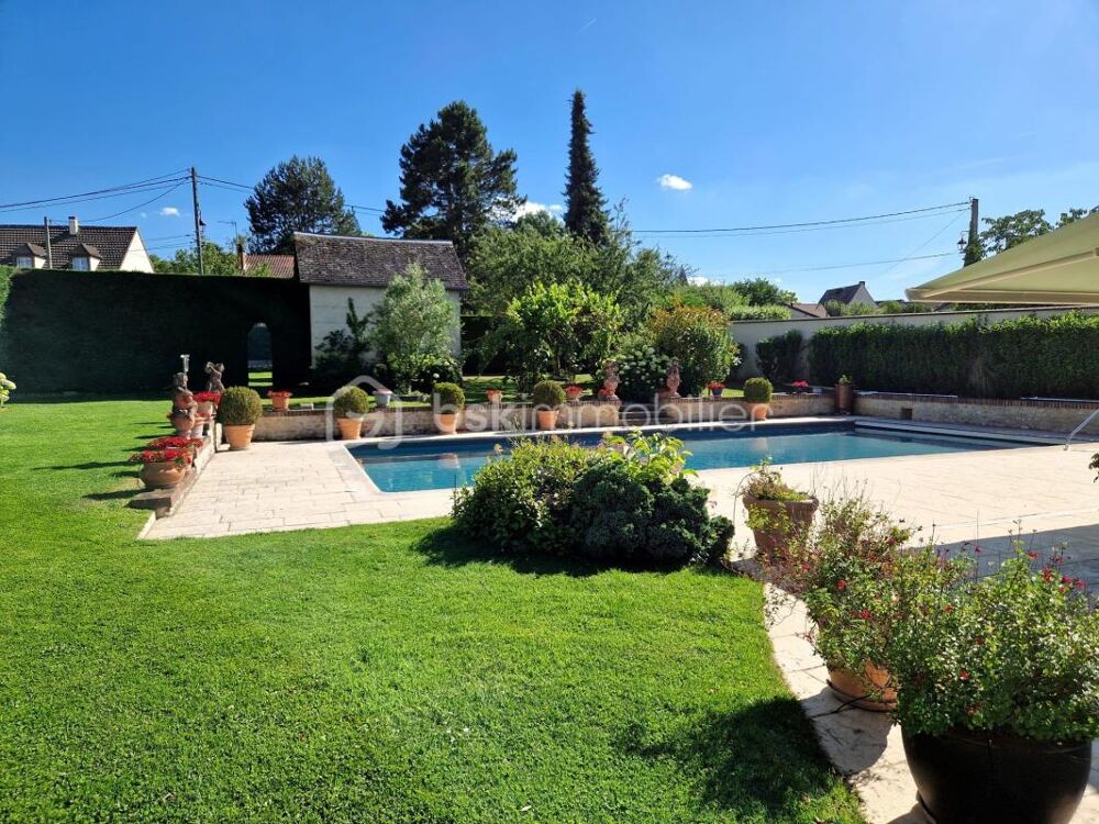 HOUDAN  PROPRIÉTÉ DE CARACTÈRE AVEC PISCINE, SOUS-SOL TOTAL ET MAGNIFIQUE JARDIN PAYSAGÉ
