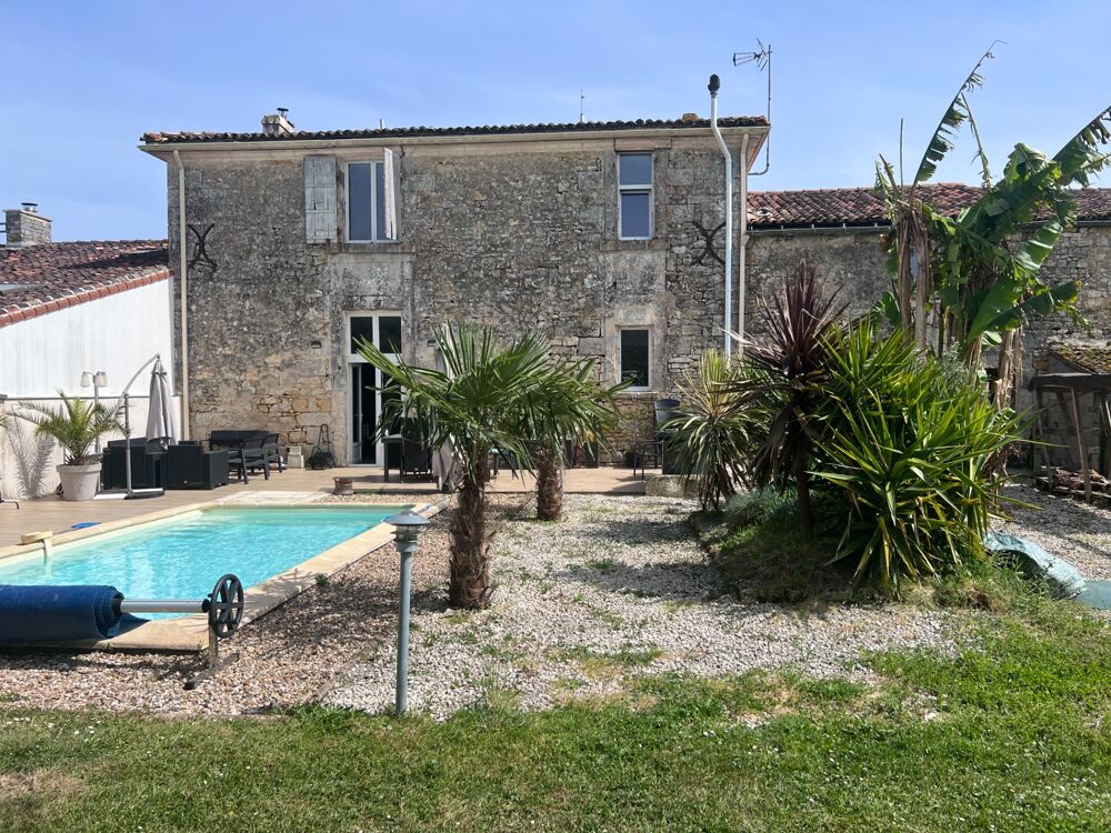 Maison à vendre 5 pièces VARZAY (17) avec piscine