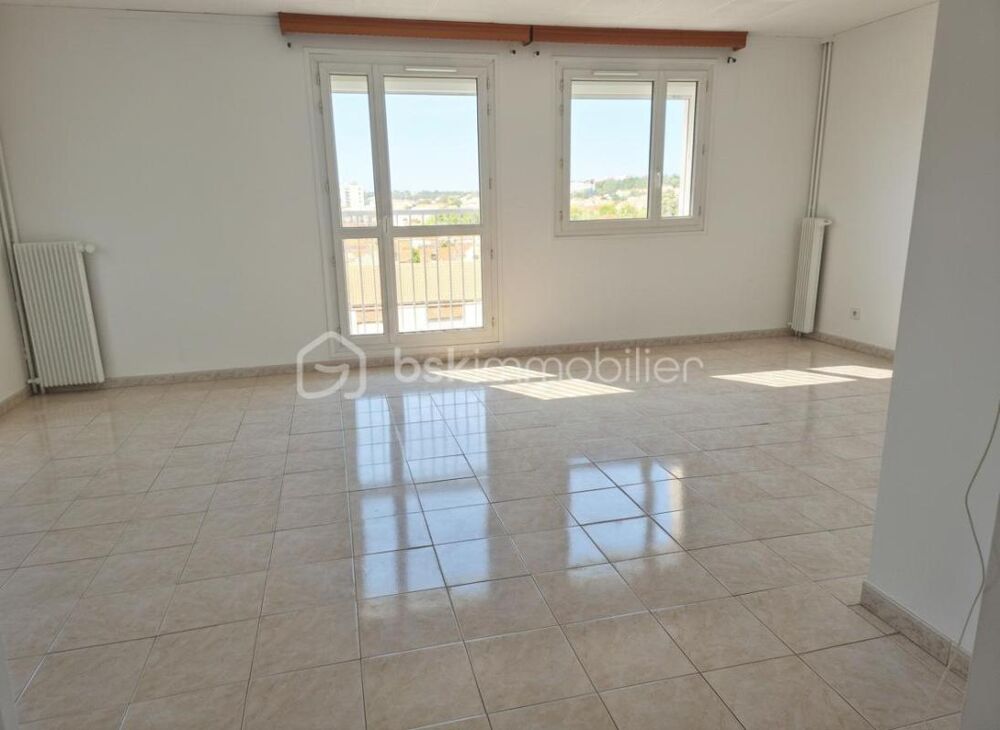 Nîmes  Appartement traversant 68 m²  Vue exceptionnelle  2 loggias  Cave