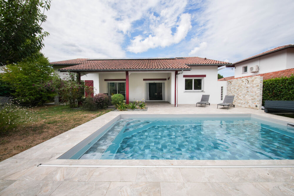 Maison contemporaine dexception avec piscine  Élégance, confort et performance énergétique au coeur de Larressore