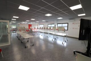   BEAU BATIMENT DE 800M² DE BUREAUX  ET 3200M² DE PARKING A 5 MIN  ROCHEFORT 30 MIN LA ROHELLE Breuil magne