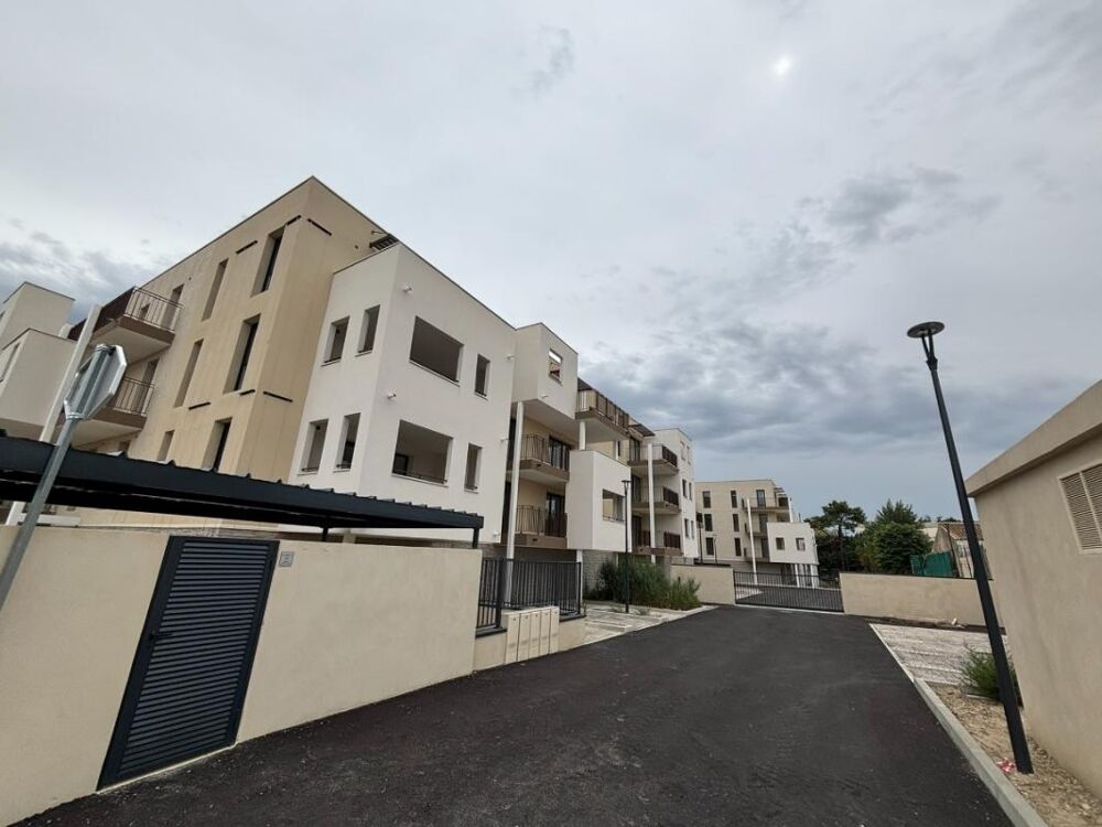 Studio avec parking et balcon au Pontet